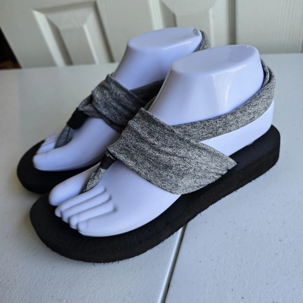 Skechers Yoga Foam Comfort Sandals Gray & Black Fabric Straps No size